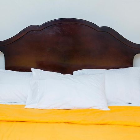 Windjammer International Cuisine & Comfort Inn Джорджтаун Номер фото