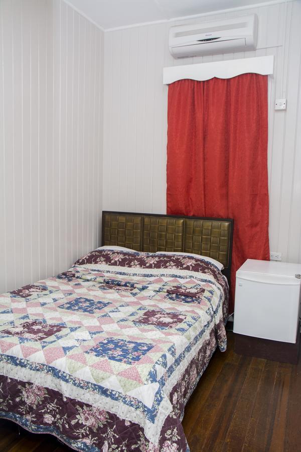 Windjammer International Cuisine & Comfort Inn Джорджтаун Номер фото