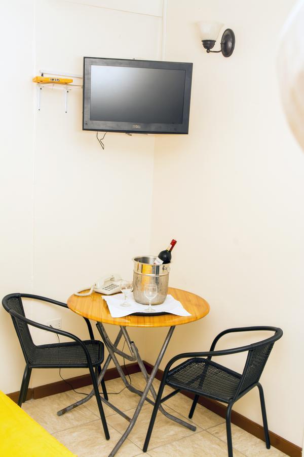 Windjammer International Cuisine & Comfort Inn Джорджтаун Номер фото